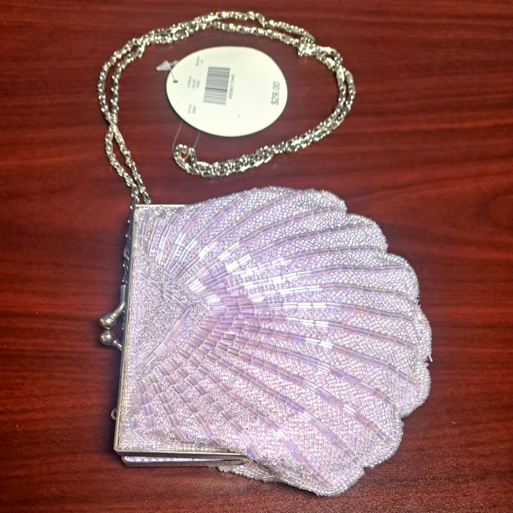 Sea shell shaped purse with chain